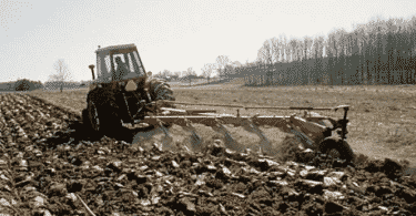 Как правильно пахать землю трактором